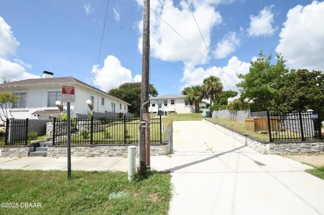 403 N Oleander Ave in Daytona Beach, FL - Foto de edificio - Building Photo