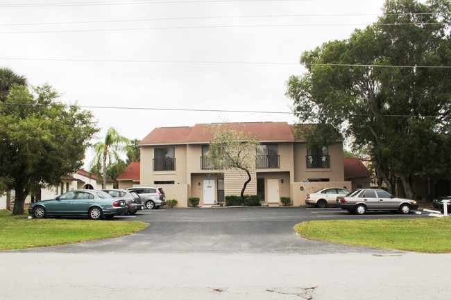 Paradise Garden Apartments in Cape Coral, FL - Building Photo - Building Photo