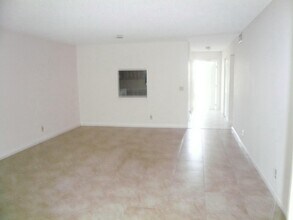 442 Franconia Cir in Greenacres, FL - Building Photo - Building Photo