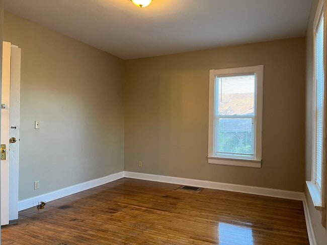 814 E Lincoln Ave, Unit Lower Rear in Milwaukee, WI - Building Photo - Building Photo