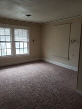 918 E Locust St, Unit 2 in Davenport, IA - Building Photo - Building Photo