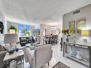 1600 SE 15th St, Unit 212 in Fort Lauderdale, FL - Foto de edificio - Building Photo