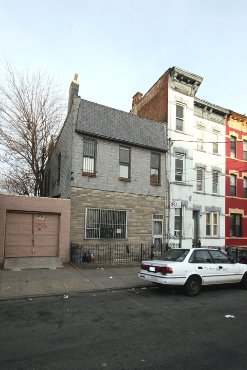 401 Linden St in Brooklyn, NY - Building Photo