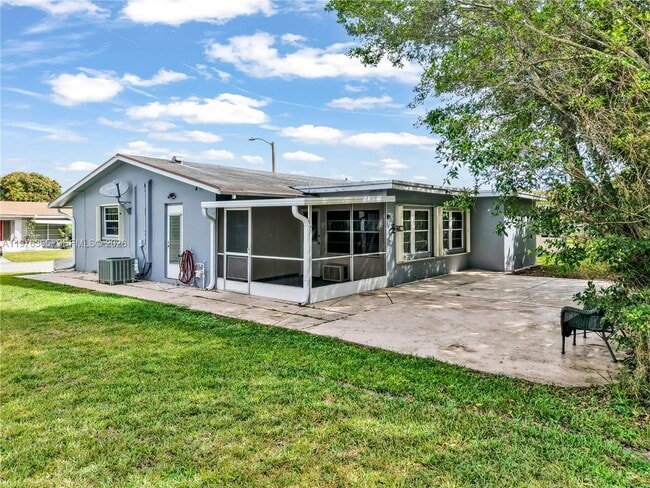 5102 NW 53rd St in Tamarac, FL - Building Photo - Building Photo