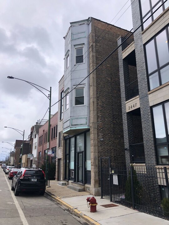 2449 N Clybourn Ave in Chicago, IL - Building Photo