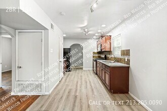 1336 W Ridgewood Ct in San Antonio, TX - Building Photo - Building Photo