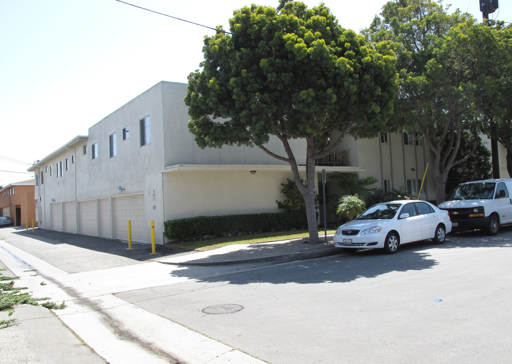 Holiday House Apartments in Torrance, CA - Building Photo