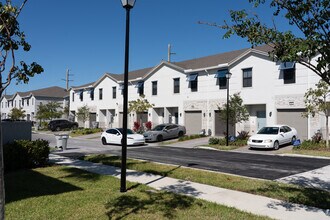 Highland Oaks in Pompano Beach, FL - Building Photo - Building Photo