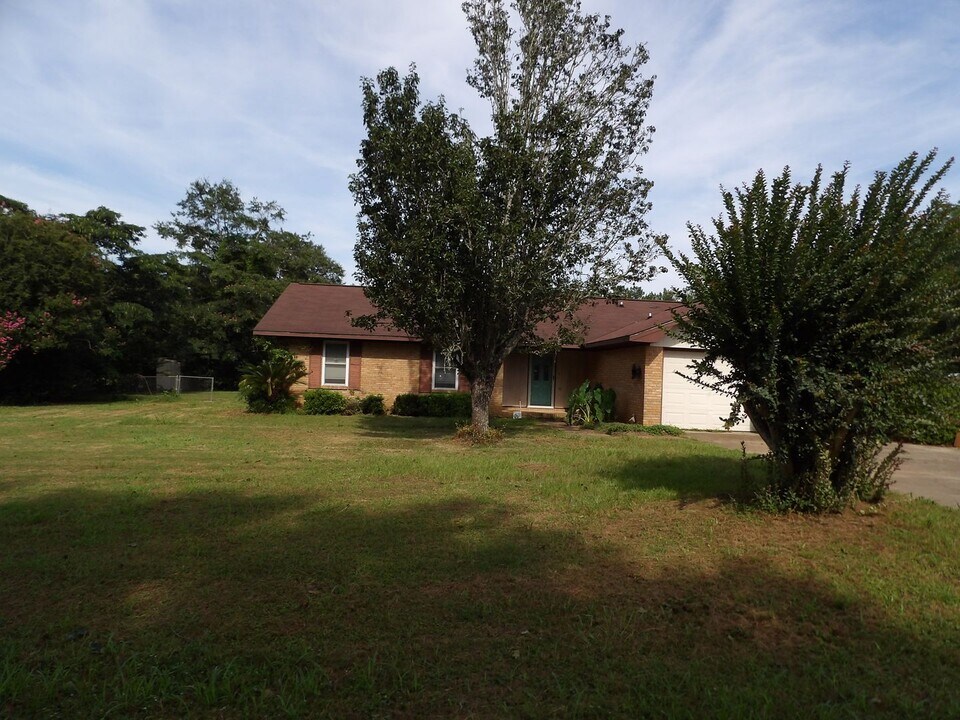 375 Harrison Dr in Daleville, AL - Building Photo