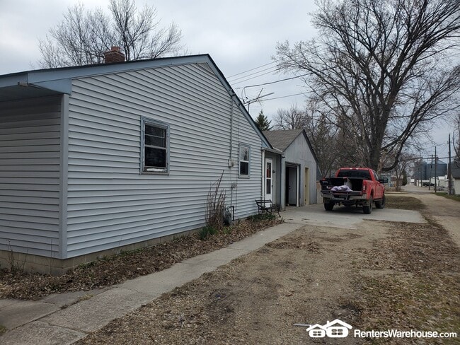 111 Douglas Ave W in Hector, MN - Foto de edificio - Building Photo