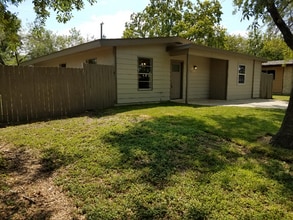 5227 Vlg Gln Dr in San Antonio, TX - Building Photo - Building Photo