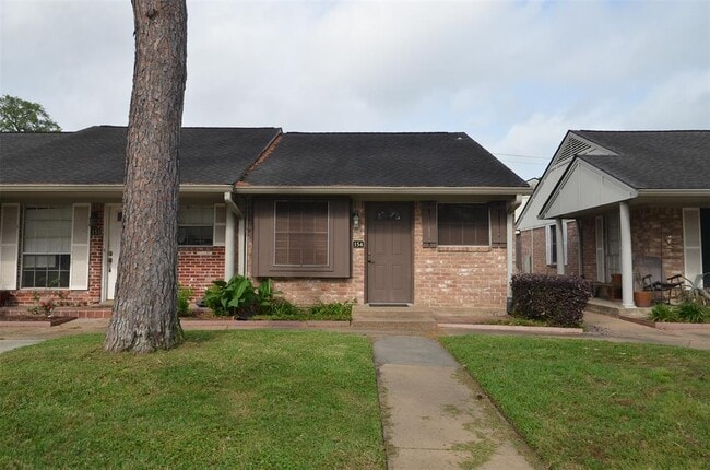 1108 W Tri Oaks Ln in Houston, TX - Building Photo - Building Photo