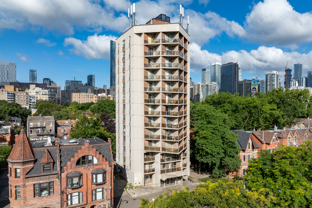 Bradley Courts in Toronto, ON - Building Photo