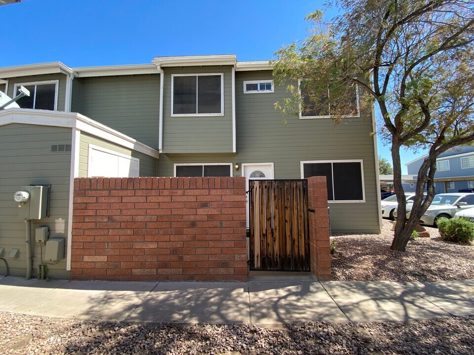 2301 E University Dr in Mesa, AZ - Building Photo