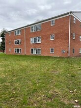 228 E Oak Cliff Ct in Peoria, IL - Building Photo - Building Photo