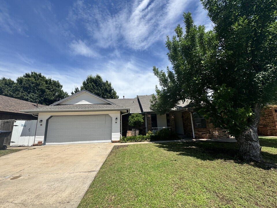 13172 Eastridge Dr in Oklahoma City, OK - Foto de edificio