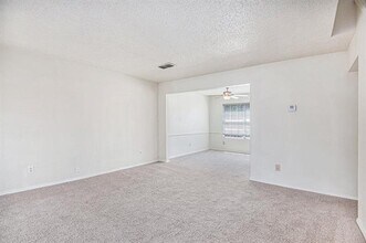8201 Cloverglen Ln in Fort Worth, TX - Foto de edificio - Building Photo