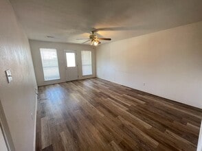 107 S 1st St in Sanger, TX - Foto de edificio - Building Photo