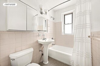 25 Minetta Ln in New York, NY - Building Photo - Building Photo