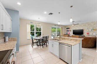 7061 Chesapeake Cir in Boynton Beach, FL - Foto de edificio - Building Photo