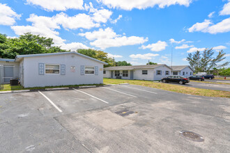 Oakland Manor Apartments in Fort Lauderdale, FL - Building Photo - Building Photo