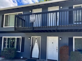 5560 SW Beaverton Hillsdale Hwy in Portland, OR - Building Photo