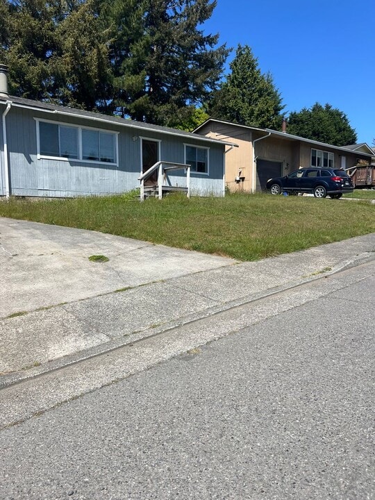2423 Travis Ct in Mckinleyville, CA - Foto de edificio