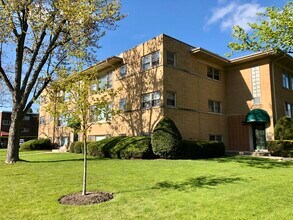 1334 Woodview Ln, Unit 2E in Glenview, IL - Building Photo - Building Photo