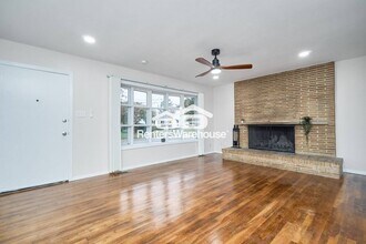 2204 Helsley Ave in Norfolk, VA - Foto de edificio - Building Photo