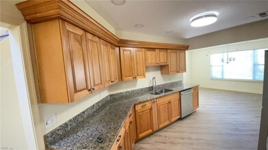 4903 Cypress Point Cir in Virginia Beach, VA - Foto de edificio - Building Photo