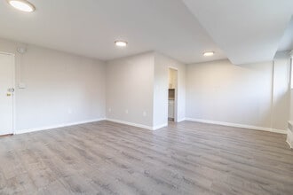 2400 41st St NW, Unit 104 in Washington, DC - Foto de edificio - Building Photo