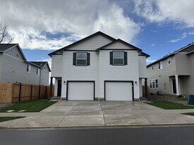 1182 S 43rd Pl in Springfield, OR - Building Photo