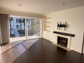 300 Cagney Ln, Unit 212 in Newport Beach, CA - Foto de edificio - Building Photo