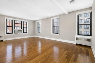 Reside on Surf in Chicago, IL - Building Photo