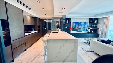 1000 South Pointe Dr in Miami Beach, FL - Building Photo - Building Photo