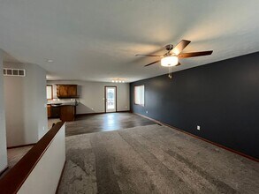 7825 Yankee Woods Dr in Lincoln, NE - Building Photo - Building Photo