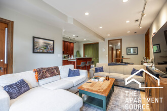 2052 N Cleveland Ave, Unit 1 in Chicago, IL - Building Photo - Building Photo