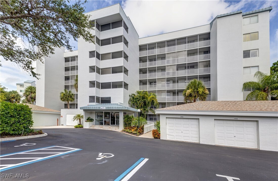 285 Naples Cove Dr in Naples, FL - Building Photo