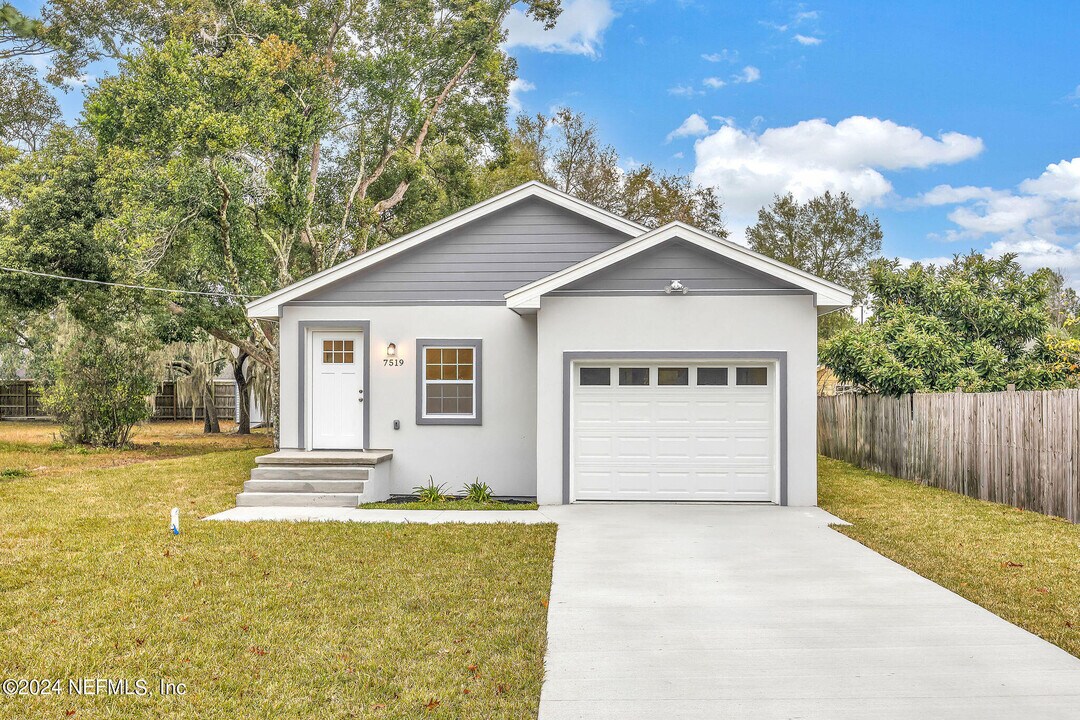 7519 Birdies Rd in Jacksonville, FL - Building Photo