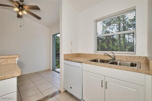 3825 Hollycrest St in Ft. Myers, FL - Building Photo