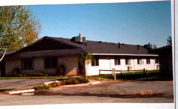 16562 Willow St in Hesperia, CA - Foto de edificio - Building Photo