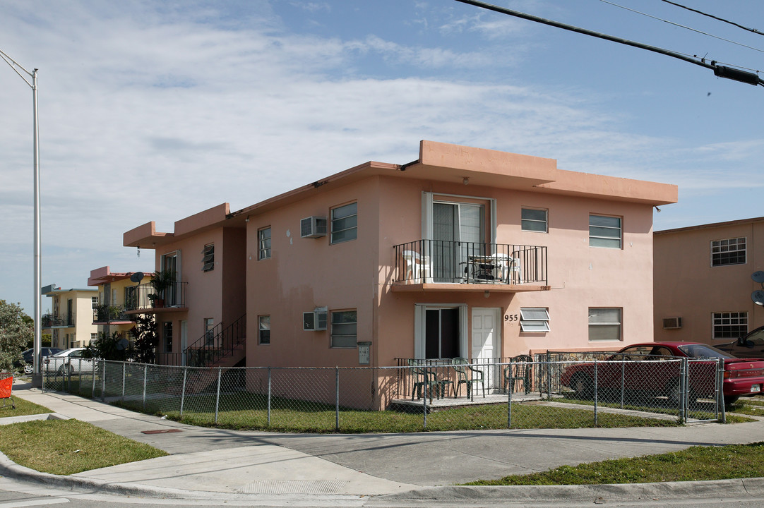 955 W 23rd St in Hialeah, FL - Building Photo