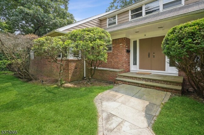 18 Dorison Dr in Millburn, NJ - Building Photo - Building Photo