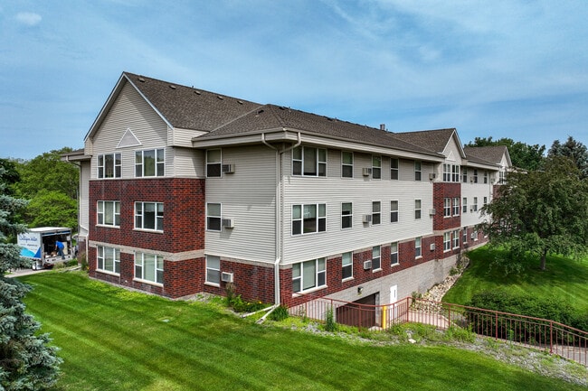 Silver Lake Pointe 55+ in Mounds View, MN - Foto de edificio - Building Photo