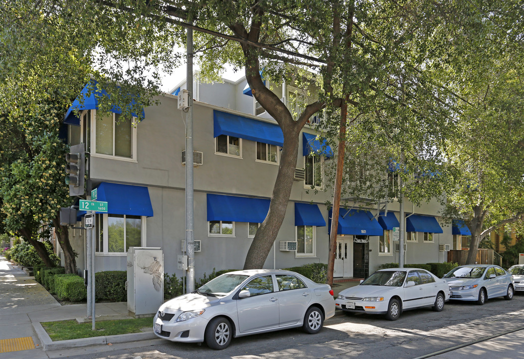 State House Apartments in Sacramento, CA - Building Photo