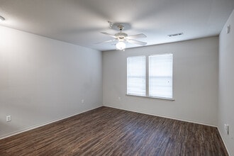 Wedington Place Senior Apartments in Fayetteville, AR - Foto de edificio - Interior Photo