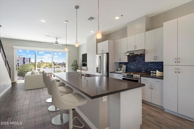 property at 1717 E Morten Ave