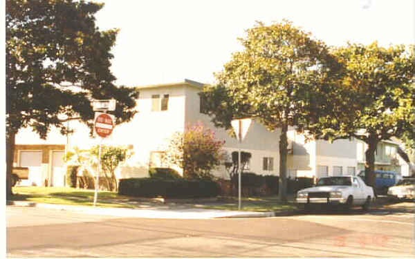 6530 Gladys Ave in El Cerrito, CA - Foto de edificio - Building Photo