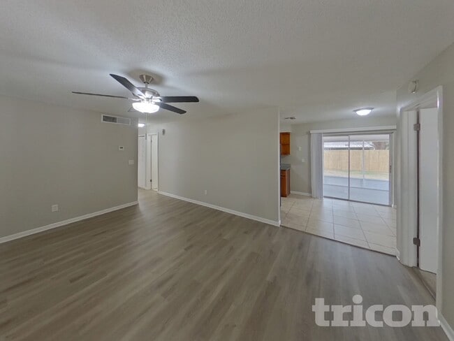 1002 Saxon Ct in Brandon, FL - Building Photo - Building Photo