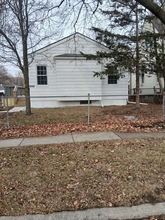 166 W Milton Ave in Hazel Park, MI - Building Photo